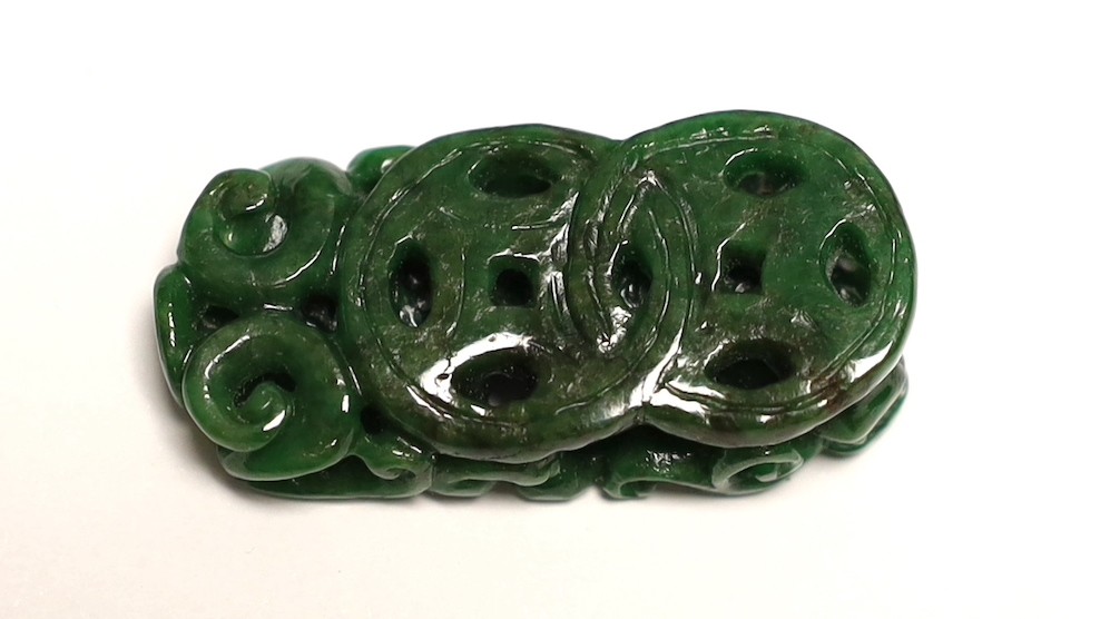 A Chinese Jadeite carving of two cash and a chilong, 3.7cm